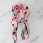 PAÑUELO 50X50 ABEJA LINEAS ROSADO - Imagen 2